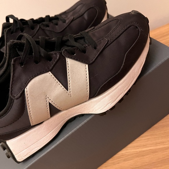 Women’s new balance 327 sneakers size 5.5 - Picture 3 of 3